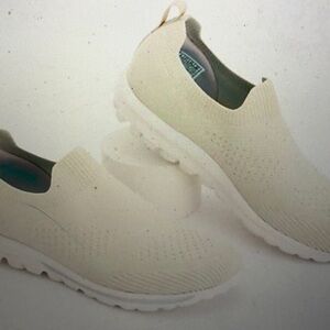 New Skechers - Go Walk Slip On’s